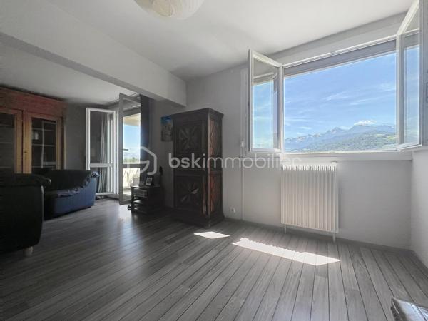 Luminosité, calme et sécurité pour votre famille !

Découvrez ce superbe appartement familial de 104 m2 situé au 7ème étage (sur 12) d'une copropriété fermée, sécurisée et parfaitement entretenue. Nichée dans un écrin de verdure, cette résidence calme dispose d'un grand parc privé en bas de l'immeuble : le paradis des enfants en toute sécurité !

Dès l'entrée, vous serez séduit par les volumes et l'agencement optimal.

 Vaste entrée accueillante avec de nombreux rangements intégrés.

Une cuisine équipée prolongée par une agréable véranda ouverte sur un séjour de 40 m² : Un espace de vie exceptionnel, ultra-lumineux grâce à son exposition Est, offrant une vue imprenable et dégagée sur la chaîne de Belledonne.

Parfaitement séparée de la pièce de vie, la partie nuit comprend :

 3 belles chambres spacieuses. Un grand dressing.

 Une salle d'eau neuve, moderne et refaite au goût du jour.

 Une seconde salle de bain , offrant un beau potentiel de rafraîchissement selon vos envies. Un wc avec lave mains.

 De nombreux placards pour optimiser l'espace.

Cet appartement est prêt à vous accueillir et propose des prestations de confort de qualité :

 Double vitrage et volets roulants électriques.

 Chauffage au gaz individuel.

Raccordé à la Fibre Optique.

Des charges de copropriété  qui sont faibles, il n y a aucune procédure en cours.
Une cave ainsi qu une place de parking privative juste devant complètent ce bien.

En sus : Un garage privatif valorisé à 20 000 € serait un vrai plus..

Un bien rare sur le secteur qui coche toutes les cases pour une famille : l'espace, la vue magique sur Belledonne, la sécurité d'une résidence fermée avec parc, et la proximité immédiate de Neyrpic. Une visite s'impose !

Contactez-moi dès aujourd'hui pour organiser une visite !