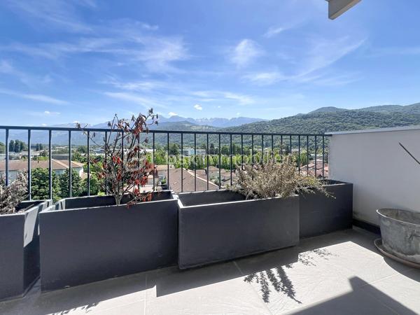 Luminosité, calme et sécurité pour votre famille !

Découvrez ce superbe appartement familial de 104 m2 situé au 7ème étage (sur 12) d'une copropriété fermée, sécurisée et parfaitement entretenue. Nichée dans un écrin de verdure, cette résidence calme dispose d'un grand parc privé en bas de l'immeuble : le paradis des enfants en toute sécurité !

Dès l'entrée, vous serez séduit par les volumes et l'agencement optimal.

 Vaste entrée accueillante avec de nombreux rangements intégrés.

Une cuisine équipée prolongée par une agréable véranda ouverte sur un séjour de 40 m² : Un espace de vie exceptionnel, ultra-lumineux grâce à son exposition Est, offrant une vue imprenable et dégagée sur la chaîne de Belledonne.

Parfaitement séparée de la pièce de vie, la partie nuit comprend :

 3 belles chambres spacieuses. Un grand dressing.

 Une salle d'eau neuve, moderne et refaite au goût du jour.

 Une seconde salle de bain , offrant un beau potentiel de rafraîchissement selon vos envies. Un wc avec lave mains.

 De nombreux placards pour optimiser l'espace.

Cet appartement est prêt à vous accueillir et propose des prestations de confort de qualité :

 Double vitrage et volets roulants électriques.

 Chauffage au gaz individuel.

Raccordé à la Fibre Optique.

Des charges de copropriété  qui sont faibles, il n y a aucune procédure en cours.
Une cave ainsi qu une place de parking privative juste devant complètent ce bien.

En sus : Un garage privatif valorisé à 20 000 € serait un vrai plus..

Un bien rare sur le secteur qui coche toutes les cases pour une famille : l'espace, la vue magique sur Belledonne, la sécurité d'une résidence fermée avec parc, et la proximité immédiate de Neyrpic. Une visite s'impose !

Contactez-moi dès aujourd'hui pour organiser une visite !