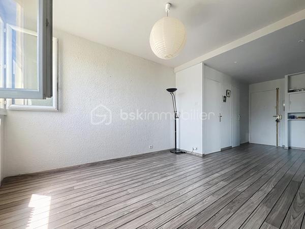 Luminosité, calme et sécurité pour votre famille !

Découvrez ce superbe appartement familial de 104 m2 situé au 7ème étage (sur 12) d'une copropriété fermée, sécurisée et parfaitement entretenue. Nichée dans un écrin de verdure, cette résidence calme dispose d'un grand parc privé en bas de l'immeuble : le paradis des enfants en toute sécurité !

Dès l'entrée, vous serez séduit par les volumes et l'agencement optimal.

 Vaste entrée accueillante avec de nombreux rangements intégrés.

Une cuisine équipée prolongée par une agréable véranda ouverte sur un séjour de 40 m² : Un espace de vie exceptionnel, ultra-lumineux grâce à son exposition Est, offrant une vue imprenable et dégagée sur la chaîne de Belledonne.

Parfaitement séparée de la pièce de vie, la partie nuit comprend :

 3 belles chambres spacieuses. Un grand dressing.

 Une salle d'eau neuve, moderne et refaite au goût du jour.

 Une seconde salle de bain , offrant un beau potentiel de rafraîchissement selon vos envies. Un wc avec lave mains.

 De nombreux placards pour optimiser l'espace.

Cet appartement est prêt à vous accueillir et propose des prestations de confort de qualité :

 Double vitrage et volets roulants électriques.

 Chauffage au gaz individuel.

Raccordé à la Fibre Optique.

Des charges de copropriété  qui sont faibles, il n y a aucune procédure en cours.
Une cave ainsi qu une place de parking privative juste devant complètent ce bien.

En sus : Un garage privatif valorisé à 20 000 € serait un vrai plus..

Un bien rare sur le secteur qui coche toutes les cases pour une famille : l'espace, la vue magique sur Belledonne, la sécurité d'une résidence fermée avec parc, et la proximité immédiate de Neyrpic. Une visite s'impose !

Contactez-moi dès aujourd'hui pour organiser une visite !