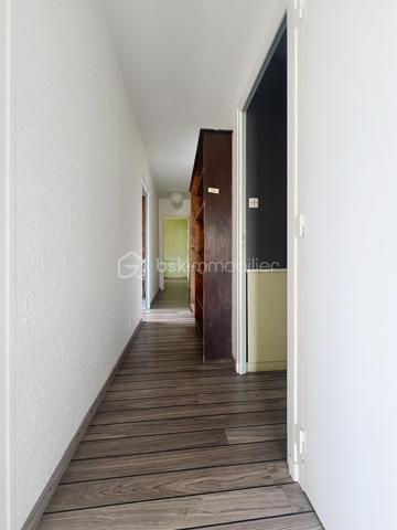 Luminosité, calme et sécurité pour votre famille !

Découvrez ce superbe appartement familial de 104 m2 situé au 7ème étage (sur 12) d'une copropriété fermée, sécurisée et parfaitement entretenue. Nichée dans un écrin de verdure, cette résidence calme dispose d'un grand parc privé en bas de l'immeuble : le paradis des enfants en toute sécurité !

Dès l'entrée, vous serez séduit par les volumes et l'agencement optimal.

 Vaste entrée accueillante avec de nombreux rangements intégrés.

Une cuisine équipée prolongée par une agréable véranda ouverte sur un séjour de 40 m² : Un espace de vie exceptionnel, ultra-lumineux grâce à son exposition Est, offrant une vue imprenable et dégagée sur la chaîne de Belledonne.

Parfaitement séparée de la pièce de vie, la partie nuit comprend :

 3 belles chambres spacieuses. Un grand dressing.

 Une salle d'eau neuve, moderne et refaite au goût du jour.

 Une seconde salle de bain , offrant un beau potentiel de rafraîchissement selon vos envies. Un wc avec lave mains.

 De nombreux placards pour optimiser l'espace.

Cet appartement est prêt à vous accueillir et propose des prestations de confort de qualité :

 Double vitrage et volets roulants électriques.

 Chauffage au gaz individuel.

Raccordé à la Fibre Optique.

Des charges de copropriété  qui sont faibles, il n y a aucune procédure en cours.
Une cave ainsi qu une place de parking privative juste devant complètent ce bien.

En sus : Un garage privatif valorisé à 20 000 € serait un vrai plus..

Un bien rare sur le secteur qui coche toutes les cases pour une famille : l'espace, la vue magique sur Belledonne, la sécurité d'une résidence fermée avec parc, et la proximité immédiate de Neyrpic. Une visite s'impose !

Contactez-moi dès aujourd'hui pour organiser une visite !