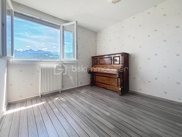 Luminosité, calme et sécurité pour votre famille !

Découvrez ce superbe appartement familial de 104 m2 situé au 7ème étage (sur 12) d'une copropriété fermée, sécurisée et parfaitement entretenue. Nichée dans un écrin de verdure, cette résidence calme dispose d'un grand parc privé en bas de l'immeuble : le paradis des enfants en toute sécurité !

Dès l'entrée, vous serez séduit par les volumes et l'agencement optimal.

 Vaste entrée accueillante avec de nombreux rangements intégrés.

Une cuisine équipée prolongée par une agréable véranda ouverte sur un séjour de 40 m² : Un espace de vie exceptionnel, ultra-lumineux grâce à son exposition Est, offrant une vue imprenable et dégagée sur la chaîne de Belledonne.

Parfaitement séparée de la pièce de vie, la partie nuit comprend :

 3 belles chambres spacieuses. Un grand dressing.

 Une salle d'eau neuve, moderne et refaite au goût du jour.

 Une seconde salle de bain , offrant un beau potentiel de rafraîchissement selon vos envies. Un wc avec lave mains.

 De nombreux placards pour optimiser l'espace.

Cet appartement est prêt à vous accueillir et propose des prestations de confort de qualité :

 Double vitrage et volets roulants électriques.

 Chauffage au gaz individuel.

Raccordé à la Fibre Optique.

Des charges de copropriété  qui sont faibles, il n y a aucune procédure en cours.
Une cave ainsi qu une place de parking privative juste devant complètent ce bien.

En sus : Un garage privatif valorisé à 20 000 € serait un vrai plus..

Un bien rare sur le secteur qui coche toutes les cases pour une famille : l'espace, la vue magique sur Belledonne, la sécurité d'une résidence fermée avec parc, et la proximité immédiate de Neyrpic. Une visite s'impose !

Contactez-moi dès aujourd'hui pour organiser une visite !