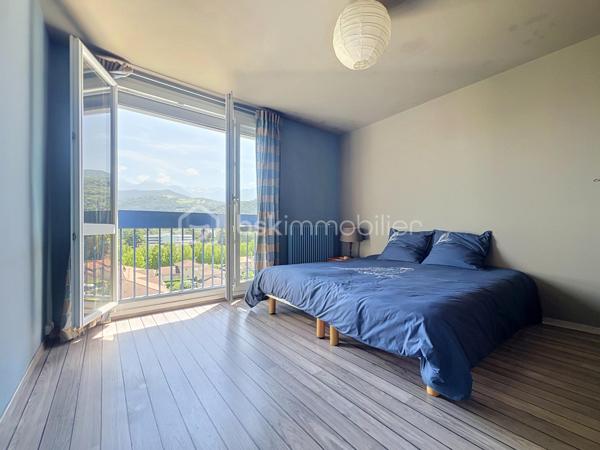 Luminosité, calme et sécurité pour votre famille !

Découvrez ce superbe appartement familial de 104 m2 situé au 7ème étage (sur 12) d'une copropriété fermée, sécurisée et parfaitement entretenue. Nichée dans un écrin de verdure, cette résidence calme dispose d'un grand parc privé en bas de l'immeuble : le paradis des enfants en toute sécurité !

Dès l'entrée, vous serez séduit par les volumes et l'agencement optimal.

 Vaste entrée accueillante avec de nombreux rangements intégrés.

Une cuisine équipée prolongée par une agréable véranda ouverte sur un séjour de 40 m² : Un espace de vie exceptionnel, ultra-lumineux grâce à son exposition Est, offrant une vue imprenable et dégagée sur la chaîne de Belledonne.

Parfaitement séparée de la pièce de vie, la partie nuit comprend :

 3 belles chambres spacieuses. Un grand dressing.

 Une salle d'eau neuve, moderne et refaite au goût du jour.

 Une seconde salle de bain , offrant un beau potentiel de rafraîchissement selon vos envies. Un wc avec lave mains.

 De nombreux placards pour optimiser l'espace.

Cet appartement est prêt à vous accueillir et propose des prestations de confort de qualité :

 Double vitrage et volets roulants électriques.

 Chauffage au gaz individuel.

Raccordé à la Fibre Optique.

Des charges de copropriété  qui sont faibles, il n y a aucune procédure en cours.
Une cave ainsi qu une place de parking privative juste devant complètent ce bien.

En sus : Un garage privatif valorisé à 20 000 € serait un vrai plus..

Un bien rare sur le secteur qui coche toutes les cases pour une famille : l'espace, la vue magique sur Belledonne, la sécurité d'une résidence fermée avec parc, et la proximité immédiate de Neyrpic. Une visite s'impose !

Contactez-moi dès aujourd'hui pour organiser une visite !