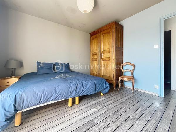 Luminosité, calme et sécurité pour votre famille !

Découvrez ce superbe appartement familial de 104 m2 situé au 7ème étage (sur 12) d'une copropriété fermée, sécurisée et parfaitement entretenue. Nichée dans un écrin de verdure, cette résidence calme dispose d'un grand parc privé en bas de l'immeuble : le paradis des enfants en toute sécurité !

Dès l'entrée, vous serez séduit par les volumes et l'agencement optimal.

 Vaste entrée accueillante avec de nombreux rangements intégrés.

Une cuisine équipée prolongée par une agréable véranda ouverte sur un séjour de 40 m² : Un espace de vie exceptionnel, ultra-lumineux grâce à son exposition Est, offrant une vue imprenable et dégagée sur la chaîne de Belledonne.

Parfaitement séparée de la pièce de vie, la partie nuit comprend :

 3 belles chambres spacieuses. Un grand dressing.

 Une salle d'eau neuve, moderne et refaite au goût du jour.

 Une seconde salle de bain , offrant un beau potentiel de rafraîchissement selon vos envies. Un wc avec lave mains.

 De nombreux placards pour optimiser l'espace.

Cet appartement est prêt à vous accueillir et propose des prestations de confort de qualité :

 Double vitrage et volets roulants électriques.

 Chauffage au gaz individuel.

Raccordé à la Fibre Optique.

Des charges de copropriété  qui sont faibles, il n y a aucune procédure en cours.
Une cave ainsi qu une place de parking privative juste devant complètent ce bien.

En sus : Un garage privatif valorisé à 20 000 € serait un vrai plus..

Un bien rare sur le secteur qui coche toutes les cases pour une famille : l'espace, la vue magique sur Belledonne, la sécurité d'une résidence fermée avec parc, et la proximité immédiate de Neyrpic. Une visite s'impose !

Contactez-moi dès aujourd'hui pour organiser une visite !