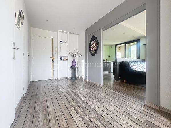 Luminosité, calme et sécurité pour votre famille !

Découvrez ce superbe appartement familial de 104 m2 situé au 7ème étage (sur 12) d'une copropriété fermée, sécurisée et parfaitement entretenue. Nichée dans un écrin de verdure, cette résidence calme dispose d'un grand parc privé en bas de l'immeuble : le paradis des enfants en toute sécurité !

Dès l'entrée, vous serez séduit par les volumes et l'agencement optimal.

 Vaste entrée accueillante avec de nombreux rangements intégrés.

Une cuisine équipée prolongée par une agréable véranda ouverte sur un séjour de 40 m² : Un espace de vie exceptionnel, ultra-lumineux grâce à son exposition Est, offrant une vue imprenable et dégagée sur la chaîne de Belledonne.

Parfaitement séparée de la pièce de vie, la partie nuit comprend :

 3 belles chambres spacieuses. Un grand dressing.

 Une salle d'eau neuve, moderne et refaite au goût du jour.

 Une seconde salle de bain , offrant un beau potentiel de rafraîchissement selon vos envies. Un wc avec lave mains.

 De nombreux placards pour optimiser l'espace.

Cet appartement est prêt à vous accueillir et propose des prestations de confort de qualité :

 Double vitrage et volets roulants électriques.

 Chauffage au gaz individuel.

Raccordé à la Fibre Optique.

Des charges de copropriété  qui sont faibles, il n y a aucune procédure en cours.
Une cave ainsi qu une place de parking privative juste devant complètent ce bien.

En sus : Un garage privatif valorisé à 20 000 € serait un vrai plus..

Un bien rare sur le secteur qui coche toutes les cases pour une famille : l'espace, la vue magique sur Belledonne, la sécurité d'une résidence fermée avec parc, et la proximité immédiate de Neyrpic. Une visite s'impose !

Contactez-moi dès aujourd'hui pour organiser une visite !