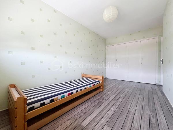Luminosité, calme et sécurité pour votre famille !

Découvrez ce superbe appartement familial de 104 m2 situé au 7ème étage (sur 12) d'une copropriété fermée, sécurisée et parfaitement entretenue. Nichée dans un écrin de verdure, cette résidence calme dispose d'un grand parc privé en bas de l'immeuble : le paradis des enfants en toute sécurité !

Dès l'entrée, vous serez séduit par les volumes et l'agencement optimal.

 Vaste entrée accueillante avec de nombreux rangements intégrés.

Une cuisine équipée prolongée par une agréable véranda ouverte sur un séjour de 40 m² : Un espace de vie exceptionnel, ultra-lumineux grâce à son exposition Est, offrant une vue imprenable et dégagée sur la chaîne de Belledonne.

Parfaitement séparée de la pièce de vie, la partie nuit comprend :

 3 belles chambres spacieuses. Un grand dressing.

 Une salle d'eau neuve, moderne et refaite au goût du jour.

 Une seconde salle de bain , offrant un beau potentiel de rafraîchissement selon vos envies. Un wc avec lave mains.

 De nombreux placards pour optimiser l'espace.

Cet appartement est prêt à vous accueillir et propose des prestations de confort de qualité :

 Double vitrage et volets roulants électriques.

 Chauffage au gaz individuel.

Raccordé à la Fibre Optique.

Des charges de copropriété  qui sont faibles, il n y a aucune procédure en cours.
Une cave ainsi qu une place de parking privative juste devant complètent ce bien.

En sus : Un garage privatif valorisé à 20 000 € serait un vrai plus..

Un bien rare sur le secteur qui coche toutes les cases pour une famille : l'espace, la vue magique sur Belledonne, la sécurité d'une résidence fermée avec parc, et la proximité immédiate de Neyrpic. Une visite s'impose !

Contactez-moi dès aujourd'hui pour organiser une visite !