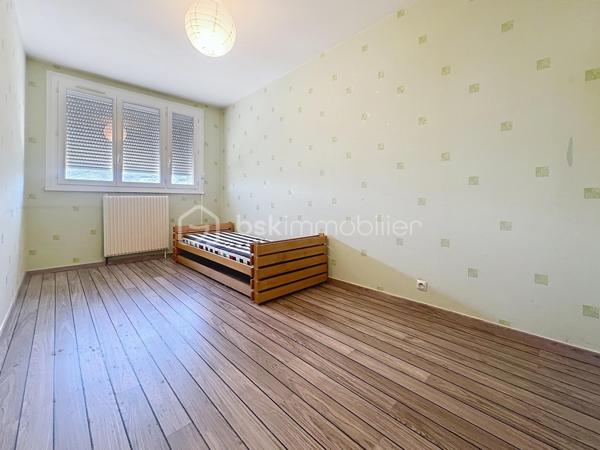 Luminosité, calme et sécurité pour votre famille !

Découvrez ce superbe appartement familial de 104 m2 situé au 7ème étage (sur 12) d'une copropriété fermée, sécurisée et parfaitement entretenue. Nichée dans un écrin de verdure, cette résidence calme dispose d'un grand parc privé en bas de l'immeuble : le paradis des enfants en toute sécurité !

Dès l'entrée, vous serez séduit par les volumes et l'agencement optimal.

 Vaste entrée accueillante avec de nombreux rangements intégrés.

Une cuisine équipée prolongée par une agréable véranda ouverte sur un séjour de 40 m² : Un espace de vie exceptionnel, ultra-lumineux grâce à son exposition Est, offrant une vue imprenable et dégagée sur la chaîne de Belledonne.

Parfaitement séparée de la pièce de vie, la partie nuit comprend :

 3 belles chambres spacieuses. Un grand dressing.

 Une salle d'eau neuve, moderne et refaite au goût du jour.

 Une seconde salle de bain , offrant un beau potentiel de rafraîchissement selon vos envies. Un wc avec lave mains.

 De nombreux placards pour optimiser l'espace.

Cet appartement est prêt à vous accueillir et propose des prestations de confort de qualité :

 Double vitrage et volets roulants électriques.

 Chauffage au gaz individuel.

Raccordé à la Fibre Optique.

Des charges de copropriété  qui sont faibles, il n y a aucune procédure en cours.
Une cave ainsi qu une place de parking privative juste devant complètent ce bien.

En sus : Un garage privatif valorisé à 20 000 € serait un vrai plus..

Un bien rare sur le secteur qui coche toutes les cases pour une famille : l'espace, la vue magique sur Belledonne, la sécurité d'une résidence fermée avec parc, et la proximité immédiate de Neyrpic. Une visite s'impose !

Contactez-moi dès aujourd'hui pour organiser une visite !