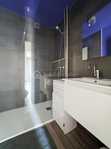 Luminosité, calme et sécurité pour votre famille !

Découvrez ce superbe appartement familial de 104 m2 situé au 7ème étage (sur 12) d'une copropriété fermée, sécurisée et parfaitement entretenue. Nichée dans un écrin de verdure, cette résidence calme dispose d'un grand parc privé en bas de l'immeuble : le paradis des enfants en toute sécurité !

Dès l'entrée, vous serez séduit par les volumes et l'agencement optimal.

 Vaste entrée accueillante avec de nombreux rangements intégrés.

Une cuisine équipée prolongée par une agréable véranda ouverte sur un séjour de 40 m² : Un espace de vie exceptionnel, ultra-lumineux grâce à son exposition Est, offrant une vue imprenable et dégagée sur la chaîne de Belledonne.

Parfaitement séparée de la pièce de vie, la partie nuit comprend :

 3 belles chambres spacieuses. Un grand dressing.

 Une salle d'eau neuve, moderne et refaite au goût du jour.

 Une seconde salle de bain , offrant un beau potentiel de rafraîchissement selon vos envies. Un wc avec lave mains.

 De nombreux placards pour optimiser l'espace.

Cet appartement est prêt à vous accueillir et propose des prestations de confort de qualité :

 Double vitrage et volets roulants électriques.

 Chauffage au gaz individuel.

Raccordé à la Fibre Optique.

Des charges de copropriété  qui sont faibles, il n y a aucune procédure en cours.
Une cave ainsi qu une place de parking privative juste devant complètent ce bien.

En sus : Un garage privatif valorisé à 20 000 € serait un vrai plus..

Un bien rare sur le secteur qui coche toutes les cases pour une famille : l'espace, la vue magique sur Belledonne, la sécurité d'une résidence fermée avec parc, et la proximité immédiate de Neyrpic. Une visite s'impose !

Contactez-moi dès aujourd'hui pour organiser une visite !