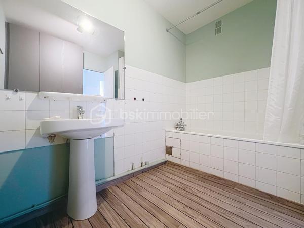 Luminosité, calme et sécurité pour votre famille !

Découvrez ce superbe appartement familial de 104 m2 situé au 7ème étage (sur 12) d'une copropriété fermée, sécurisée et parfaitement entretenue. Nichée dans un écrin de verdure, cette résidence calme dispose d'un grand parc privé en bas de l'immeuble : le paradis des enfants en toute sécurité !

Dès l'entrée, vous serez séduit par les volumes et l'agencement optimal.

 Vaste entrée accueillante avec de nombreux rangements intégrés.

Une cuisine équipée prolongée par une agréable véranda ouverte sur un séjour de 40 m² : Un espace de vie exceptionnel, ultra-lumineux grâce à son exposition Est, offrant une vue imprenable et dégagée sur la chaîne de Belledonne.

Parfaitement séparée de la pièce de vie, la partie nuit comprend :

 3 belles chambres spacieuses. Un grand dressing.

 Une salle d'eau neuve, moderne et refaite au goût du jour.

 Une seconde salle de bain , offrant un beau potentiel de rafraîchissement selon vos envies. Un wc avec lave mains.

 De nombreux placards pour optimiser l'espace.

Cet appartement est prêt à vous accueillir et propose des prestations de confort de qualité :

 Double vitrage et volets roulants électriques.

 Chauffage au gaz individuel.

Raccordé à la Fibre Optique.

Des charges de copropriété  qui sont faibles, il n y a aucune procédure en cours.
Une cave ainsi qu une place de parking privative juste devant complètent ce bien.

En sus : Un garage privatif valorisé à 20 000 € serait un vrai plus..

Un bien rare sur le secteur qui coche toutes les cases pour une famille : l'espace, la vue magique sur Belledonne, la sécurité d'une résidence fermée avec parc, et la proximité immédiate de Neyrpic. Une visite s'impose !

Contactez-moi dès aujourd'hui pour organiser une visite !