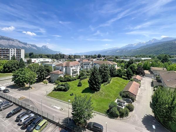Luminosité, calme et sécurité pour votre famille !

Découvrez ce superbe appartement familial de 104 m2 situé au 7ème étage (sur 12) d'une copropriété fermée, sécurisée et parfaitement entretenue. Nichée dans un écrin de verdure, cette résidence calme dispose d'un grand parc privé en bas de l'immeuble : le paradis des enfants en toute sécurité !

Dès l'entrée, vous serez séduit par les volumes et l'agencement optimal.

 Vaste entrée accueillante avec de nombreux rangements intégrés.

Une cuisine équipée prolongée par une agréable véranda ouverte sur un séjour de 40 m² : Un espace de vie exceptionnel, ultra-lumineux grâce à son exposition Est, offrant une vue imprenable et dégagée sur la chaîne de Belledonne.

Parfaitement séparée de la pièce de vie, la partie nuit comprend :

 3 belles chambres spacieuses. Un grand dressing.

 Une salle d'eau neuve, moderne et refaite au goût du jour.

 Une seconde salle de bain , offrant un beau potentiel de rafraîchissement selon vos envies. Un wc avec lave mains.

 De nombreux placards pour optimiser l'espace.

Cet appartement est prêt à vous accueillir et propose des prestations de confort de qualité :

 Double vitrage et volets roulants électriques.

 Chauffage au gaz individuel.

Raccordé à la Fibre Optique.

Des charges de copropriété  qui sont faibles, il n y a aucune procédure en cours.
Une cave ainsi qu une place de parking privative juste devant complètent ce bien.

En sus : Un garage privatif valorisé à 20 000 € serait un vrai plus..

Un bien rare sur le secteur qui coche toutes les cases pour une famille : l'espace, la vue magique sur Belledonne, la sécurité d'une résidence fermée avec parc, et la proximité immédiate de Neyrpic. Une visite s'impose !

Contactez-moi dès aujourd'hui pour organiser une visite !