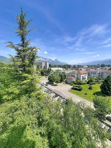 Luminosité, calme et sécurité pour votre famille !

Découvrez ce superbe appartement familial de 104 m2 situé au 7ème étage (sur 12) d'une copropriété fermée, sécurisée et parfaitement entretenue. Nichée dans un écrin de verdure, cette résidence calme dispose d'un grand parc privé en bas de l'immeuble : le paradis des enfants en toute sécurité !

Dès l'entrée, vous serez séduit par les volumes et l'agencement optimal.

 Vaste entrée accueillante avec de nombreux rangements intégrés.

Une cuisine équipée prolongée par une agréable véranda ouverte sur un séjour de 40 m² : Un espace de vie exceptionnel, ultra-lumineux grâce à son exposition Est, offrant une vue imprenable et dégagée sur la chaîne de Belledonne.

Parfaitement séparée de la pièce de vie, la partie nuit comprend :

 3 belles chambres spacieuses. Un grand dressing.

 Une salle d'eau neuve, moderne et refaite au goût du jour.

 Une seconde salle de bain , offrant un beau potentiel de rafraîchissement selon vos envies. Un wc avec lave mains.

 De nombreux placards pour optimiser l'espace.

Cet appartement est prêt à vous accueillir et propose des prestations de confort de qualité :

 Double vitrage et volets roulants électriques.

 Chauffage au gaz individuel.

Raccordé à la Fibre Optique.

Des charges de copropriété  qui sont faibles, il n y a aucune procédure en cours.
Une cave ainsi qu une place de parking privative juste devant complètent ce bien.

En sus : Un garage privatif valorisé à 20 000 € serait un vrai plus..

Un bien rare sur le secteur qui coche toutes les cases pour une famille : l'espace, la vue magique sur Belledonne, la sécurité d'une résidence fermée avec parc, et la proximité immédiate de Neyrpic. Une visite s'impose !

Contactez-moi dès aujourd'hui pour organiser une visite !