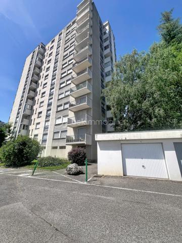 Luminosité, calme et sécurité pour votre famille !

Découvrez ce superbe appartement familial de 104 m2 situé au 7ème étage (sur 12) d'une copropriété fermée, sécurisée et parfaitement entretenue. Nichée dans un écrin de verdure, cette résidence calme dispose d'un grand parc privé en bas de l'immeuble : le paradis des enfants en toute sécurité !

Dès l'entrée, vous serez séduit par les volumes et l'agencement optimal.

 Vaste entrée accueillante avec de nombreux rangements intégrés.

Une cuisine équipée prolongée par une agréable véranda ouverte sur un séjour de 40 m² : Un espace de vie exceptionnel, ultra-lumineux grâce à son exposition Est, offrant une vue imprenable et dégagée sur la chaîne de Belledonne.

Parfaitement séparée de la pièce de vie, la partie nuit comprend :

 3 belles chambres spacieuses. Un grand dressing.

 Une salle d'eau neuve, moderne et refaite au goût du jour.

 Une seconde salle de bain , offrant un beau potentiel de rafraîchissement selon vos envies. Un wc avec lave mains.

 De nombreux placards pour optimiser l'espace.

Cet appartement est prêt à vous accueillir et propose des prestations de confort de qualité :

 Double vitrage et volets roulants électriques.

 Chauffage au gaz individuel.

Raccordé à la Fibre Optique.

Des charges de copropriété  qui sont faibles, il n y a aucune procédure en cours.
Une cave ainsi qu une place de parking privative juste devant complètent ce bien.

En sus : Un garage privatif valorisé à 20 000 € serait un vrai plus..

Un bien rare sur le secteur qui coche toutes les cases pour une famille : l'espace, la vue magique sur Belledonne, la sécurité d'une résidence fermée avec parc, et la proximité immédiate de Neyrpic. Une visite s'impose !

Contactez-moi dès aujourd'hui pour organiser une visite !