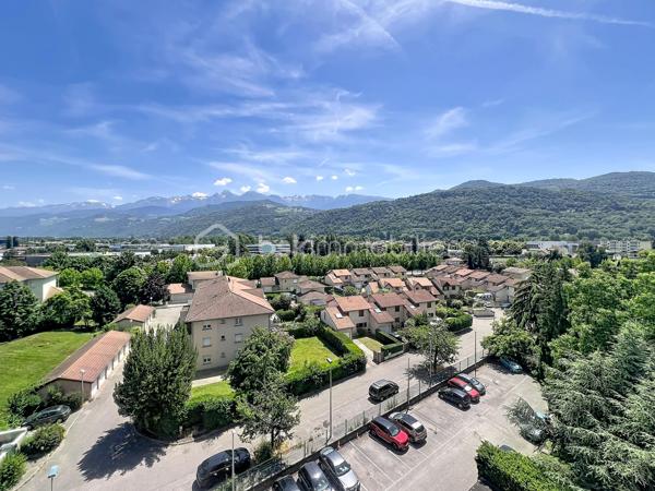 Luminosité, calme et sécurité pour votre famille !

Découvrez ce superbe appartement familial de 104 m2 situé au 7ème étage (sur 12) d'une copropriété fermée, sécurisée et parfaitement entretenue. Nichée dans un écrin de verdure, cette résidence calme dispose d'un grand parc privé en bas de l'immeuble : le paradis des enfants en toute sécurité !

Dès l'entrée, vous serez séduit par les volumes et l'agencement optimal.

 Vaste entrée accueillante avec de nombreux rangements intégrés.

Une cuisine équipée prolongée par une agréable véranda ouverte sur un séjour de 40 m² : Un espace de vie exceptionnel, ultra-lumineux grâce à son exposition Est, offrant une vue imprenable et dégagée sur la chaîne de Belledonne.

Parfaitement séparée de la pièce de vie, la partie nuit comprend :

 3 belles chambres spacieuses. Un grand dressing.

 Une salle d'eau neuve, moderne et refaite au goût du jour.

 Une seconde salle de bain , offrant un beau potentiel de rafraîchissement selon vos envies. Un wc avec lave mains.

 De nombreux placards pour optimiser l'espace.

Cet appartement est prêt à vous accueillir et propose des prestations de confort de qualité :

 Double vitrage et volets roulants électriques.

 Chauffage au gaz individuel.

Raccordé à la Fibre Optique.

Des charges de copropriété  qui sont faibles, il n y a aucune procédure en cours.
Une cave ainsi qu une place de parking privative juste devant complètent ce bien.

En sus : Un garage privatif valorisé à 20 000 € serait un vrai plus..

Un bien rare sur le secteur qui coche toutes les cases pour une famille : l'espace, la vue magique sur Belledonne, la sécurité d'une résidence fermée avec parc, et la proximité immédiate de Neyrpic. Une visite s'impose !

Contactez-moi dès aujourd'hui pour organiser une visite !