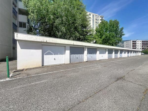 Luminosité, calme et sécurité pour votre famille !

Découvrez ce superbe appartement familial de 104 m2 situé au 7ème étage (sur 12) d'une copropriété fermée, sécurisée et parfaitement entretenue. Nichée dans un écrin de verdure, cette résidence calme dispose d'un grand parc privé en bas de l'immeuble : le paradis des enfants en toute sécurité !

Dès l'entrée, vous serez séduit par les volumes et l'agencement optimal.

 Vaste entrée accueillante avec de nombreux rangements intégrés.

Une cuisine équipée prolongée par une agréable véranda ouverte sur un séjour de 40 m² : Un espace de vie exceptionnel, ultra-lumineux grâce à son exposition Est, offrant une vue imprenable et dégagée sur la chaîne de Belledonne.

Parfaitement séparée de la pièce de vie, la partie nuit comprend :

 3 belles chambres spacieuses. Un grand dressing.

 Une salle d'eau neuve, moderne et refaite au goût du jour.

 Une seconde salle de bain , offrant un beau potentiel de rafraîchissement selon vos envies. Un wc avec lave mains.

 De nombreux placards pour optimiser l'espace.

Cet appartement est prêt à vous accueillir et propose des prestations de confort de qualité :

 Double vitrage et volets roulants électriques.

 Chauffage au gaz individuel.

Raccordé à la Fibre Optique.

Des charges de copropriété  qui sont faibles, il n y a aucune procédure en cours.
Une cave ainsi qu une place de parking privative juste devant complètent ce bien.

En sus : Un garage privatif valorisé à 20 000 € serait un vrai plus..

Un bien rare sur le secteur qui coche toutes les cases pour une famille : l'espace, la vue magique sur Belledonne, la sécurité d'une résidence fermée avec parc, et la proximité immédiate de Neyrpic. Une visite s'impose !

Contactez-moi dès aujourd'hui pour organiser une visite !