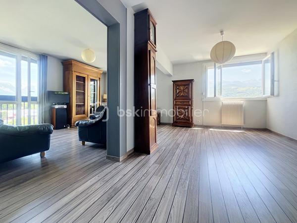 Luminosité, calme et sécurité pour votre famille !

Découvrez ce superbe appartement familial de 104 m2 situé au 7ème étage (sur 12) d'une copropriété fermée, sécurisée et parfaitement entretenue. Nichée dans un écrin de verdure, cette résidence calme dispose d'un grand parc privé en bas de l'immeuble : le paradis des enfants en toute sécurité !

Dès l'entrée, vous serez séduit par les volumes et l'agencement optimal.

 Vaste entrée accueillante avec de nombreux rangements intégrés.

Une cuisine équipée prolongée par une agréable véranda ouverte sur un séjour de 40 m² : Un espace de vie exceptionnel, ultra-lumineux grâce à son exposition Est, offrant une vue imprenable et dégagée sur la chaîne de Belledonne.

Parfaitement séparée de la pièce de vie, la partie nuit comprend :

 3 belles chambres spacieuses. Un grand dressing.

 Une salle d'eau neuve, moderne et refaite au goût du jour.

 Une seconde salle de bain , offrant un beau potentiel de rafraîchissement selon vos envies. Un wc avec lave mains.

 De nombreux placards pour optimiser l'espace.

Cet appartement est prêt à vous accueillir et propose des prestations de confort de qualité :

 Double vitrage et volets roulants électriques.

 Chauffage au gaz individuel.

Raccordé à la Fibre Optique.

Des charges de copropriété  qui sont faibles, il n y a aucune procédure en cours.
Une cave ainsi qu une place de parking privative juste devant complètent ce bien.

En sus : Un garage privatif valorisé à 20 000 € serait un vrai plus..

Un bien rare sur le secteur qui coche toutes les cases pour une famille : l'espace, la vue magique sur Belledonne, la sécurité d'une résidence fermée avec parc, et la proximité immédiate de Neyrpic. Une visite s'impose !

Contactez-moi dès aujourd'hui pour organiser une visite !