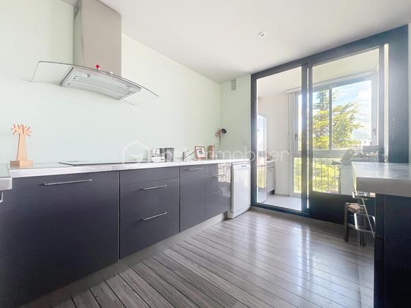 Luminosité, calme et sécurité pour votre famille !

Découvrez ce superbe appartement familial de 104 m2 situé au 7ème étage (sur 12) d'une copropriété fermée, sécurisée et parfaitement entretenue. Nichée dans un écrin de verdure, cette résidence calme dispose d'un grand parc privé en bas de l'immeuble : le paradis des enfants en toute sécurité !

Dès l'entrée, vous serez séduit par les volumes et l'agencement optimal.

 Vaste entrée accueillante avec de nombreux rangements intégrés.

Une cuisine équipée prolongée par une agréable véranda ouverte sur un séjour de 40 m² : Un espace de vie exceptionnel, ultra-lumineux grâce à son exposition Est, offrant une vue imprenable et dégagée sur la chaîne de Belledonne.

Parfaitement séparée de la pièce de vie, la partie nuit comprend :

 3 belles chambres spacieuses. Un grand dressing.

 Une salle d'eau neuve, moderne et refaite au goût du jour.

 Une seconde salle de bain , offrant un beau potentiel de rafraîchissement selon vos envies. Un wc avec lave mains.

 De nombreux placards pour optimiser l'espace.

Cet appartement est prêt à vous accueillir et propose des prestations de confort de qualité :

 Double vitrage et volets roulants électriques.

 Chauffage au gaz individuel.

Raccordé à la Fibre Optique.

Des charges de copropriété  qui sont faibles, il n y a aucune procédure en cours.
Une cave ainsi qu une place de parking privative juste devant complètent ce bien.

En sus : Un garage privatif valorisé à 20 000 € serait un vrai plus..

Un bien rare sur le secteur qui coche toutes les cases pour une famille : l'espace, la vue magique sur Belledonne, la sécurité d'une résidence fermée avec parc, et la proximité immédiate de Neyrpic. Une visite s'impose !

Contactez-moi dès aujourd'hui pour organiser une visite !