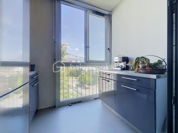 Luminosité, calme et sécurité pour votre famille !

Découvrez ce superbe appartement familial de 104 m2 situé au 7ème étage (sur 12) d'une copropriété fermée, sécurisée et parfaitement entretenue. Nichée dans un écrin de verdure, cette résidence calme dispose d'un grand parc privé en bas de l'immeuble : le paradis des enfants en toute sécurité !

Dès l'entrée, vous serez séduit par les volumes et l'agencement optimal.

 Vaste entrée accueillante avec de nombreux rangements intégrés.

Une cuisine équipée prolongée par une agréable véranda ouverte sur un séjour de 40 m² : Un espace de vie exceptionnel, ultra-lumineux grâce à son exposition Est, offrant une vue imprenable et dégagée sur la chaîne de Belledonne.

Parfaitement séparée de la pièce de vie, la partie nuit comprend :

 3 belles chambres spacieuses. Un grand dressing.

 Une salle d'eau neuve, moderne et refaite au goût du jour.

 Une seconde salle de bain , offrant un beau potentiel de rafraîchissement selon vos envies. Un wc avec lave mains.

 De nombreux placards pour optimiser l'espace.

Cet appartement est prêt à vous accueillir et propose des prestations de confort de qualité :

 Double vitrage et volets roulants électriques.

 Chauffage au gaz individuel.

Raccordé à la Fibre Optique.

Des charges de copropriété  qui sont faibles, il n y a aucune procédure en cours.
Une cave ainsi qu une place de parking privative juste devant complètent ce bien.

En sus : Un garage privatif valorisé à 20 000 € serait un vrai plus..

Un bien rare sur le secteur qui coche toutes les cases pour une famille : l'espace, la vue magique sur Belledonne, la sécurité d'une résidence fermée avec parc, et la proximité immédiate de Neyrpic. Une visite s'impose !

Contactez-moi dès aujourd'hui pour organiser une visite !