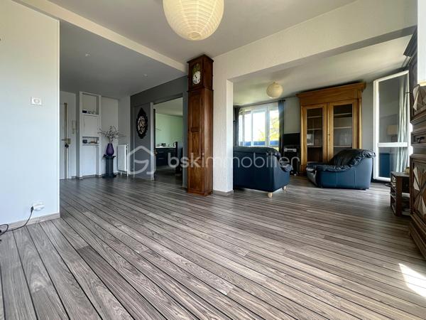 Luminosité, calme et sécurité pour votre famille !

Découvrez ce superbe appartement familial de 104 m2 situé au 7ème étage (sur 12) d'une copropriété fermée, sécurisée et parfaitement entretenue. Nichée dans un écrin de verdure, cette résidence calme dispose d'un grand parc privé en bas de l'immeuble : le paradis des enfants en toute sécurité !

Dès l'entrée, vous serez séduit par les volumes et l'agencement optimal.

 Vaste entrée accueillante avec de nombreux rangements intégrés.

Une cuisine équipée prolongée par une agréable véranda ouverte sur un séjour de 40 m² : Un espace de vie exceptionnel, ultra-lumineux grâce à son exposition Est, offrant une vue imprenable et dégagée sur la chaîne de Belledonne.

Parfaitement séparée de la pièce de vie, la partie nuit comprend :

 3 belles chambres spacieuses. Un grand dressing.

 Une salle d'eau neuve, moderne et refaite au goût du jour.

 Une seconde salle de bain , offrant un beau potentiel de rafraîchissement selon vos envies. Un wc avec lave mains.

 De nombreux placards pour optimiser l'espace.

Cet appartement est prêt à vous accueillir et propose des prestations de confort de qualité :

 Double vitrage et volets roulants électriques.

 Chauffage au gaz individuel.

Raccordé à la Fibre Optique.

Des charges de copropriété  qui sont faibles, il n y a aucune procédure en cours.
Une cave ainsi qu une place de parking privative juste devant complètent ce bien.

En sus : Un garage privatif valorisé à 20 000 € serait un vrai plus..

Un bien rare sur le secteur qui coche toutes les cases pour une famille : l'espace, la vue magique sur Belledonne, la sécurité d'une résidence fermée avec parc, et la proximité immédiate de Neyrpic. Une visite s'impose !

Contactez-moi dès aujourd'hui pour organiser une visite !