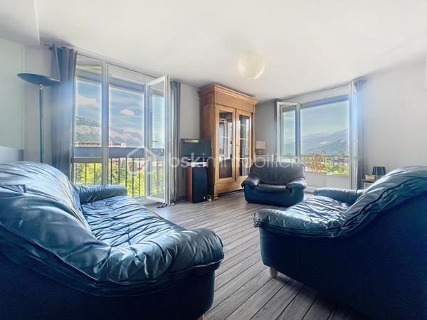 Luminosité, calme et sécurité pour votre famille !

Découvrez ce superbe appartement familial de 104 m2 situé au 7ème étage (sur 12) d'une copropriété fermée, sécurisée et parfaitement entretenue. Nichée dans un écrin de verdure, cette résidence calme dispose d'un grand parc privé en bas de l'immeuble : le paradis des enfants en toute sécurité !

Dès l'entrée, vous serez séduit par les volumes et l'agencement optimal.

 Vaste entrée accueillante avec de nombreux rangements intégrés.

Une cuisine équipée prolongée par une agréable véranda ouverte sur un séjour de 40 m² : Un espace de vie exceptionnel, ultra-lumineux grâce à son exposition Est, offrant une vue imprenable et dégagée sur la chaîne de Belledonne.

Parfaitement séparée de la pièce de vie, la partie nuit comprend :

 3 belles chambres spacieuses. Un grand dressing.

 Une salle d'eau neuve, moderne et refaite au goût du jour.

 Une seconde salle de bain , offrant un beau potentiel de rafraîchissement selon vos envies. Un wc avec lave mains.

 De nombreux placards pour optimiser l'espace.

Cet appartement est prêt à vous accueillir et propose des prestations de confort de qualité :

 Double vitrage et volets roulants électriques.

 Chauffage au gaz individuel.

Raccordé à la Fibre Optique.

Des charges de copropriété  qui sont faibles, il n y a aucune procédure en cours.
Une cave ainsi qu une place de parking privative juste devant complètent ce bien.

En sus : Un garage privatif valorisé à 20 000 € serait un vrai plus..

Un bien rare sur le secteur qui coche toutes les cases pour une famille : l'espace, la vue magique sur Belledonne, la sécurité d'une résidence fermée avec parc, et la proximité immédiate de Neyrpic. Une visite s'impose !

Contactez-moi dès aujourd'hui pour organiser une visite !