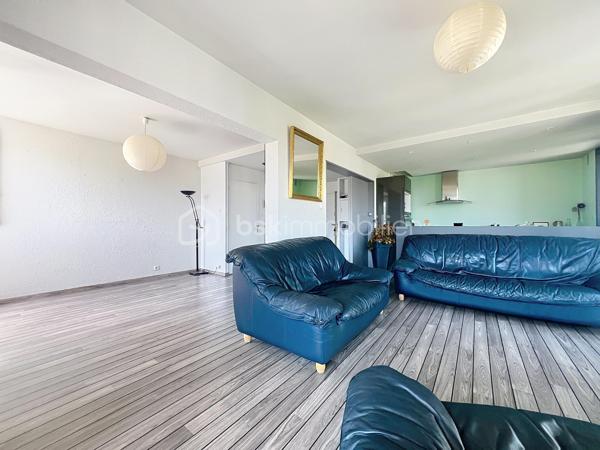 Luminosité, calme et sécurité pour votre famille !

Découvrez ce superbe appartement familial de 104 m2 situé au 7ème étage (sur 12) d'une copropriété fermée, sécurisée et parfaitement entretenue. Nichée dans un écrin de verdure, cette résidence calme dispose d'un grand parc privé en bas de l'immeuble : le paradis des enfants en toute sécurité !

Dès l'entrée, vous serez séduit par les volumes et l'agencement optimal.

 Vaste entrée accueillante avec de nombreux rangements intégrés.

Une cuisine équipée prolongée par une agréable véranda ouverte sur un séjour de 40 m² : Un espace de vie exceptionnel, ultra-lumineux grâce à son exposition Est, offrant une vue imprenable et dégagée sur la chaîne de Belledonne.

Parfaitement séparée de la pièce de vie, la partie nuit comprend :

 3 belles chambres spacieuses. Un grand dressing.

 Une salle d'eau neuve, moderne et refaite au goût du jour.

 Une seconde salle de bain , offrant un beau potentiel de rafraîchissement selon vos envies. Un wc avec lave mains.

 De nombreux placards pour optimiser l'espace.

Cet appartement est prêt à vous accueillir et propose des prestations de confort de qualité :

 Double vitrage et volets roulants électriques.

 Chauffage au gaz individuel.

Raccordé à la Fibre Optique.

Des charges de copropriété  qui sont faibles, il n y a aucune procédure en cours.
Une cave ainsi qu une place de parking privative juste devant complètent ce bien.

En sus : Un garage privatif valorisé à 20 000 € serait un vrai plus..

Un bien rare sur le secteur qui coche toutes les cases pour une famille : l'espace, la vue magique sur Belledonne, la sécurité d'une résidence fermée avec parc, et la proximité immédiate de Neyrpic. Une visite s'impose !

Contactez-moi dès aujourd'hui pour organiser une visite !