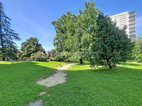 Luminosité, calme et sécurité pour votre famille !

Découvrez ce superbe appartement familial de 104 m2 situé au 7ème étage (sur 12) d'une copropriété fermée, sécurisée et parfaitement entretenue. Nichée dans un écrin de verdure, cette résidence calme dispose d'un grand parc privé en bas de l'immeuble : le paradis des enfants en toute sécurité !

Dès l'entrée, vous serez séduit par les volumes et l'agencement optimal.

 Vaste entrée accueillante avec de nombreux rangements intégrés.

Une cuisine équipée prolongée par une agréable véranda ouverte sur un séjour de 40 m² : Un espace de vie exceptionnel, ultra-lumineux grâce à son exposition Est, offrant une vue imprenable et dégagée sur la chaîne de Belledonne.

Parfaitement séparée de la pièce de vie, la partie nuit comprend :

 3 belles chambres spacieuses. Un grand dressing.

 Une salle d'eau neuve, moderne et refaite au goût du jour.

 Une seconde salle de bain , offrant un beau potentiel de rafraîchissement selon vos envies. Un wc avec lave mains.

 De nombreux placards pour optimiser l'espace.

Cet appartement est prêt à vous accueillir et propose des prestations de confort de qualité :

 Double vitrage et volets roulants électriques.

 Chauffage au gaz individuel.

Raccordé à la Fibre Optique.

Des charges de copropriété  qui sont faibles, il n y a aucune procédure en cours.
Une cave ainsi qu une place de parking privative juste devant complètent ce bien.

En sus : Un garage privatif valorisé à 20 000 € serait un vrai plus..

Un bien rare sur le secteur qui coche toutes les cases pour une famille : l'espace, la vue magique sur Belledonne, la sécurité d'une résidence fermée avec parc, et la proximité immédiate de Neyrpic. Une visite s'impose !

Contactez-moi dès aujourd'hui pour organiser une visite !