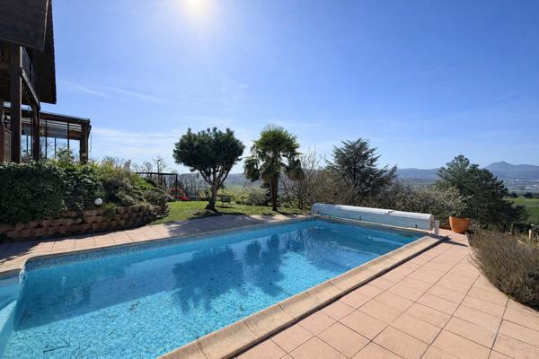 Maison sur les hauteurs de Cournon, piscine, jardin, vue panoramique 545 000 € H.A.I.*