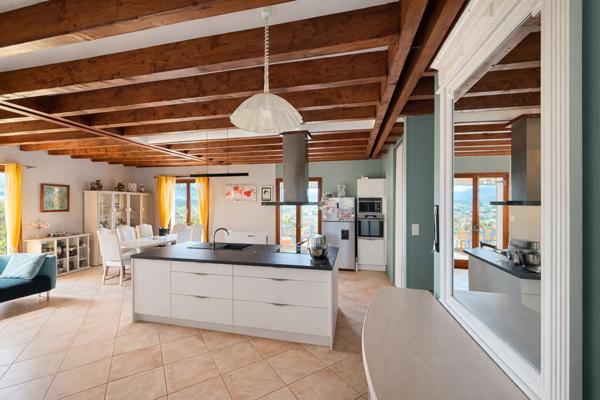 Maison sur les hauteurs de Cournon, piscine, jardin, vue panoramique 545 000 € H.A.I.*