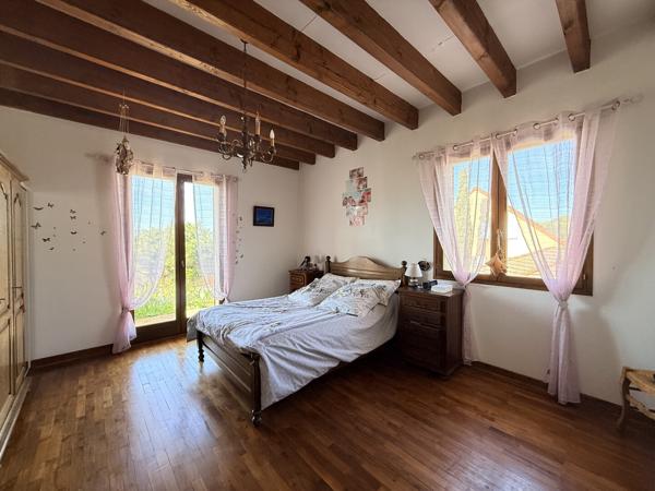 Maison sur les hauteurs de Cournon, piscine, jardin, vue panoramique 545 000 € H.A.I.*