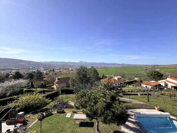 Maison sur les hauteurs de Cournon, piscine, jardin, vue panoramique 545 000 € H.A.I.*