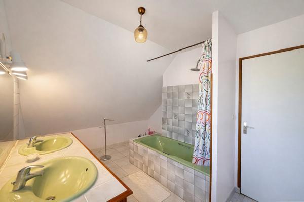 Maison sur les hauteurs de Cournon, piscine, jardin, vue panoramique 545 000 € H.A.I.*