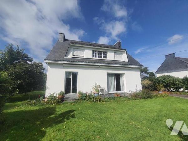 Maison d 'habitation composée d'une entrée, salon/séjour, cuisine A/E ( four, plaque, hotte, L....