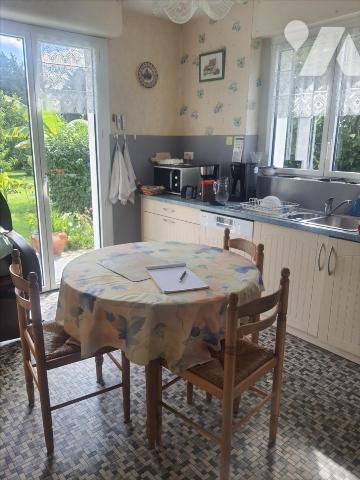 Maison d 'habitation composée d'une entrée, salon/séjour, cuisine A/E ( four, plaque, hotte, L....