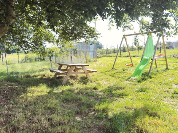 Maison de 90 m2 avec pension canine sur terrain de 2207 m2.