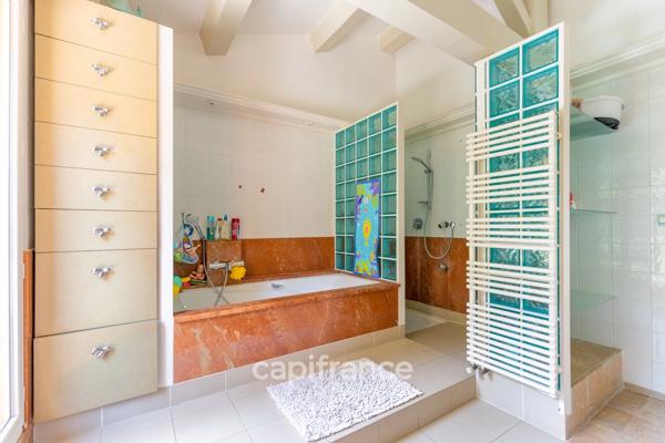 Marseille 9ème, Maison T7 de 260m2 avec piscine sur terrain arboré de 2500m2 avec vue sur la ville