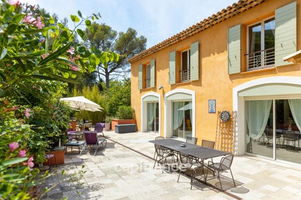 Marseille 9ème, Maison T7 de 260m2 avec piscine sur terrain arboré de 2500m2 avec vue sur la ville