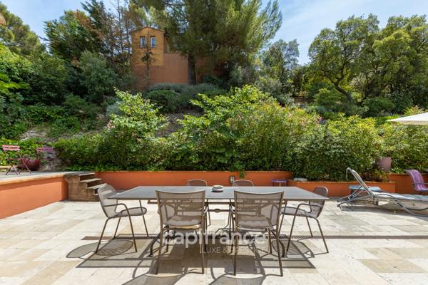 Marseille 9ème, Maison T7 de 260m2 avec piscine sur terrain arboré de 2500m2 avec vue sur la ville