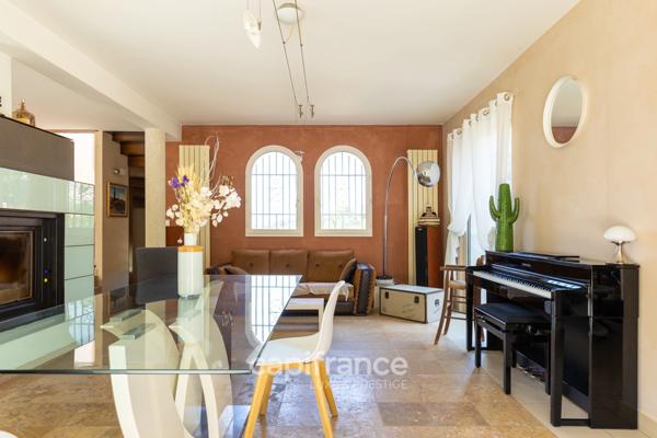 Marseille 9ème, Maison T7 de 260m2 avec piscine sur terrain arboré de 2500m2 avec vue sur la ville