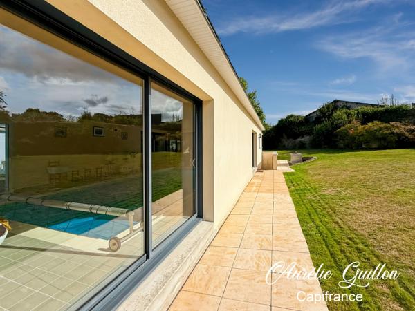 Maison d’architecte de plain-pied de 254 m² avec piscine intérieure et terrain de 3000 m² en plein cœur de Ploërmel