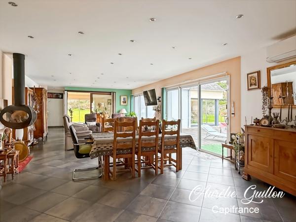 Maison d’architecte de plain-pied de 254 m² avec piscine intérieure et terrain de 3000 m² en plein cœur de Ploërmel