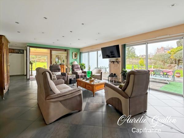 Maison d’architecte de plain-pied de 254 m² avec piscine intérieure et terrain de 3000 m² en plein cœur de Ploërmel