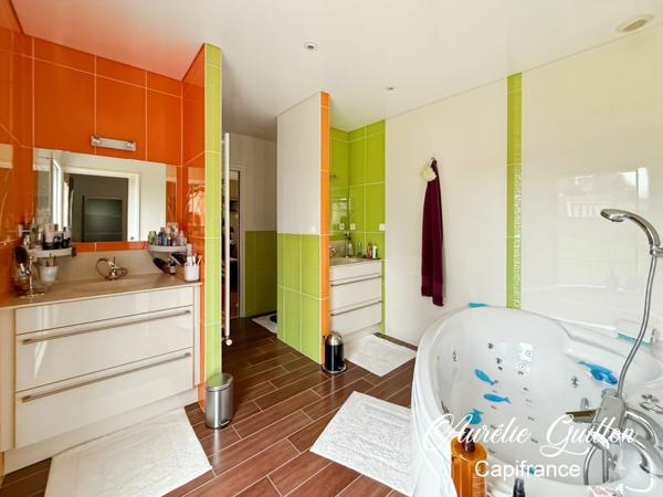 Maison d’architecte de plain-pied de 254 m² avec piscine intérieure et terrain de 3000 m² en plein cœur de Ploërmel