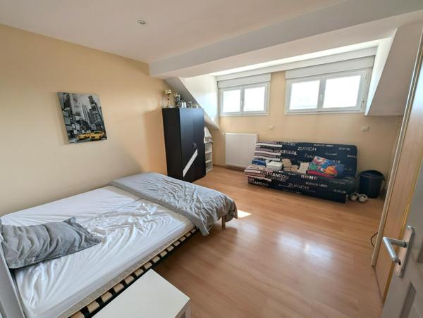 Très grande maison atypique.