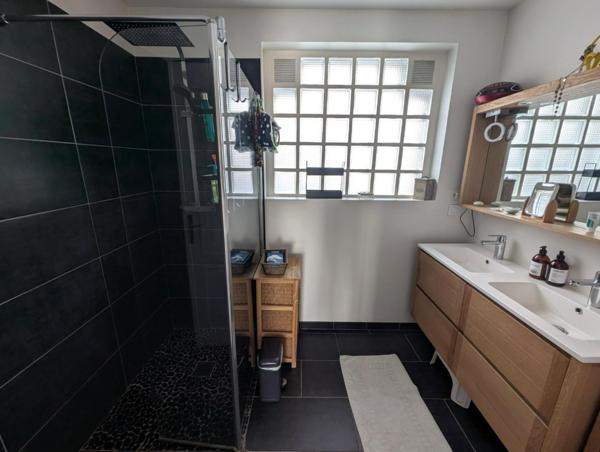 Très grande maison atypique.