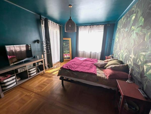 Très grande maison atypique.