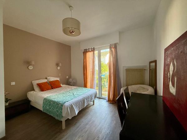 Maison 8 pièce(s) 6 chambre(s) 215 m²