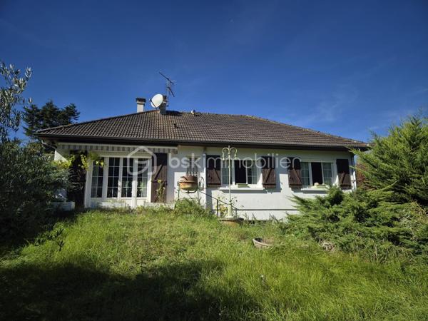 Maison individuelle de 90 m² habitables, construite en 1973, édifiée sur une belle parcelle de 5 130 m², offrant un environnement verdoyant et un fort potentiel d’évolution.

Elle propose une entrée, un salon/séjour lumineux, une cuisine aménagée, des toilettes ainsi qu’un accès direct au sous-sol.
L’espace nuit comprend deux chambres, un bureau pouvant être aménagé en troisième chambre, et une salle d’eau.

Le sous-sol total semi-enterré dispose d’un garage, d’une buanderie, d’un atelier, d’un cellier, de toilettes type sanibroyeur et d’une chaufferie, offrant de nombreux espaces fonctionnels et de rangement. 

À l’extérieur, une dépendance d’environ 50 m², construite avec des matériaux de qualité, complète l’ensemble. Elle se prête parfaitement à un double garage, un atelier ou tout autre projet.

Le terrain de plus de 5 000 m² offre également un potentiel aménageable de 2000 m² environ.
