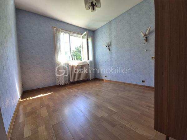 Maison individuelle de 90 m² habitables, construite en 1973, édifiée sur une belle parcelle de 5 130 m², offrant un environnement verdoyant et un fort potentiel d’évolution.

Elle propose une entrée, un salon/séjour lumineux, une cuisine aménagée, des toilettes ainsi qu’un accès direct au sous-sol.
L’espace nuit comprend deux chambres, un bureau pouvant être aménagé en troisième chambre, et une salle d’eau.

Le sous-sol total semi-enterré dispose d’un garage, d’une buanderie, d’un atelier, d’un cellier, de toilettes type sanibroyeur et d’une chaufferie, offrant de nombreux espaces fonctionnels et de rangement. 

À l’extérieur, une dépendance d’environ 50 m², construite avec des matériaux de qualité, complète l’ensemble. Elle se prête parfaitement à un double garage, un atelier ou tout autre projet.

Le terrain de plus de 5 000 m² offre également un potentiel aménageable de 2000 m² environ.