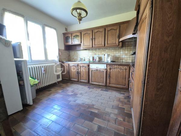 Maison individuelle de 90 m² habitables, construite en 1973, édifiée sur une belle parcelle de 5 130 m², offrant un environnement verdoyant et un fort potentiel d’évolution.

Elle propose une entrée, un salon/séjour lumineux, une cuisine aménagée, des toilettes ainsi qu’un accès direct au sous-sol.
L’espace nuit comprend deux chambres, un bureau pouvant être aménagé en troisième chambre, et une salle d’eau.

Le sous-sol total semi-enterré dispose d’un garage, d’une buanderie, d’un atelier, d’un cellier, de toilettes type sanibroyeur et d’une chaufferie, offrant de nombreux espaces fonctionnels et de rangement. 

À l’extérieur, une dépendance d’environ 50 m², construite avec des matériaux de qualité, complète l’ensemble. Elle se prête parfaitement à un double garage, un atelier ou tout autre projet.

Le terrain de plus de 5 000 m² offre également un potentiel aménageable de 2000 m² environ.