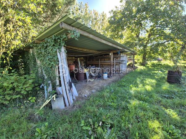 Maison individuelle de 90 m² habitables, construite en 1973, édifiée sur une belle parcelle de 5 130 m², offrant un environnement verdoyant et un fort potentiel d’évolution.

Elle propose une entrée, un salon/séjour lumineux, une cuisine aménagée, des toilettes ainsi qu’un accès direct au sous-sol.
L’espace nuit comprend deux chambres, un bureau pouvant être aménagé en troisième chambre, et une salle d’eau.

Le sous-sol total semi-enterré dispose d’un garage, d’une buanderie, d’un atelier, d’un cellier, de toilettes type sanibroyeur et d’une chaufferie, offrant de nombreux espaces fonctionnels et de rangement. 

À l’extérieur, une dépendance d’environ 50 m², construite avec des matériaux de qualité, complète l’ensemble. Elle se prête parfaitement à un double garage, un atelier ou tout autre projet.

Le terrain de plus de 5 000 m² offre également un potentiel aménageable de 2000 m² environ.