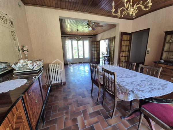 Maison individuelle de 90 m² habitables, construite en 1973, édifiée sur une belle parcelle de 5 130 m², offrant un environnement verdoyant et un fort potentiel d’évolution.

Elle propose une entrée, un salon/séjour lumineux, une cuisine aménagée, des toilettes ainsi qu’un accès direct au sous-sol.
L’espace nuit comprend deux chambres, un bureau pouvant être aménagé en troisième chambre, et une salle d’eau.

Le sous-sol total semi-enterré dispose d’un garage, d’une buanderie, d’un atelier, d’un cellier, de toilettes type sanibroyeur et d’une chaufferie, offrant de nombreux espaces fonctionnels et de rangement. 

À l’extérieur, une dépendance d’environ 50 m², construite avec des matériaux de qualité, complète l’ensemble. Elle se prête parfaitement à un double garage, un atelier ou tout autre projet.

Le terrain de plus de 5 000 m² offre également un potentiel aménageable de 2000 m² environ.