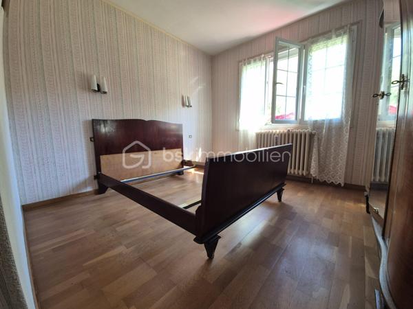 Maison individuelle de 90 m² habitables, construite en 1973, édifiée sur une belle parcelle de 5 130 m², offrant un environnement verdoyant et un fort potentiel d’évolution.

Elle propose une entrée, un salon/séjour lumineux, une cuisine aménagée, des toilettes ainsi qu’un accès direct au sous-sol.
L’espace nuit comprend deux chambres, un bureau pouvant être aménagé en troisième chambre, et une salle d’eau.

Le sous-sol total semi-enterré dispose d’un garage, d’une buanderie, d’un atelier, d’un cellier, de toilettes type sanibroyeur et d’une chaufferie, offrant de nombreux espaces fonctionnels et de rangement. 

À l’extérieur, une dépendance d’environ 50 m², construite avec des matériaux de qualité, complète l’ensemble. Elle se prête parfaitement à un double garage, un atelier ou tout autre projet.

Le terrain de plus de 5 000 m² offre également un potentiel aménageable de 2000 m² environ.
